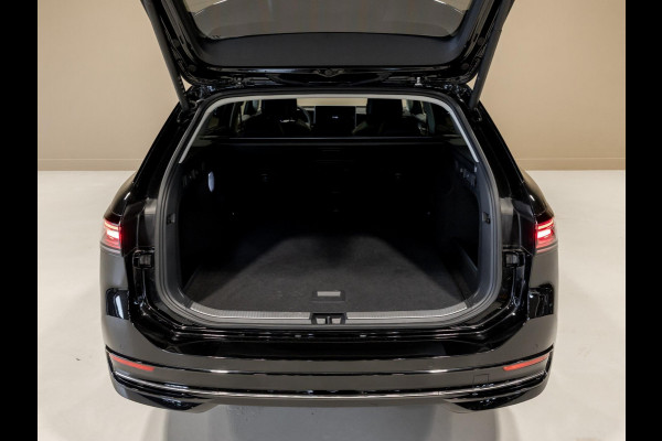 Volkswagen Passat Variant 1.5 eTSI Elegance Business / 150pk / Panorama dak / Trekhaak / Dodehoek / Stoel en stuur verwarming /