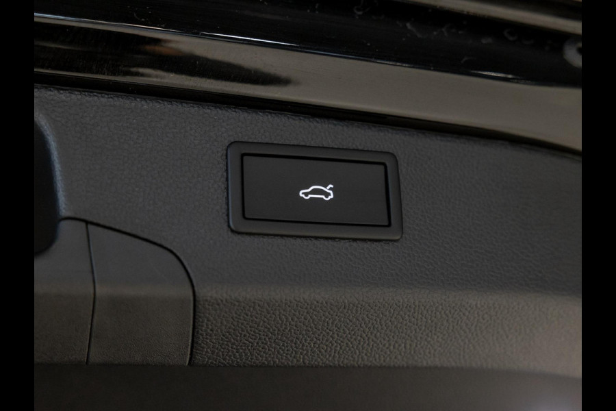 Volkswagen Passat Variant 1.5 eTSI Elegance Business / 150pk / Panorama dak / Trekhaak / Dodehoek / Stoel en stuur verwarming /