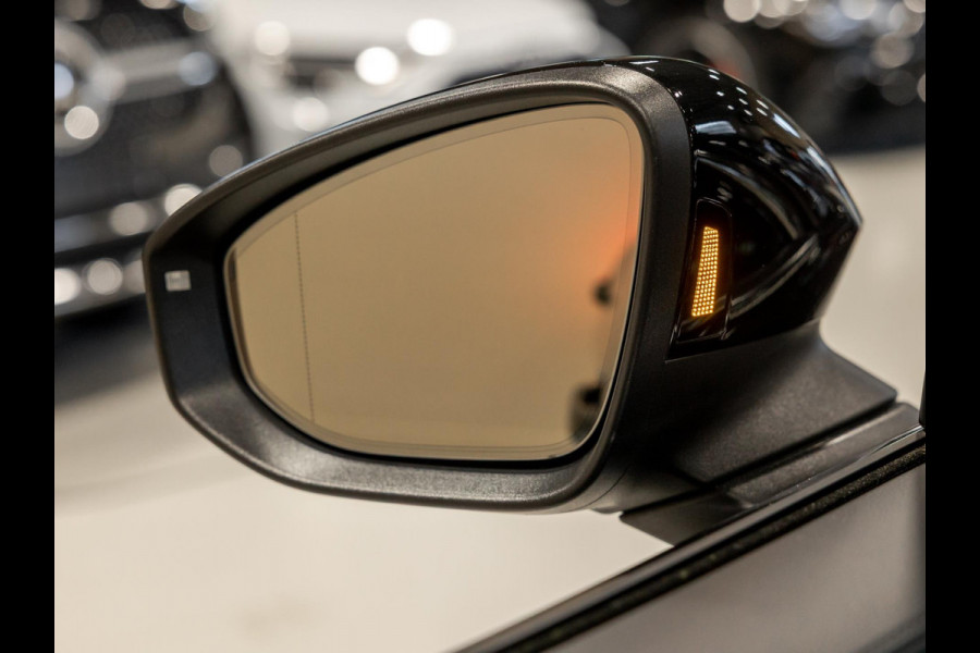 Volkswagen Passat Variant 1.5 eTSI Elegance Business / 150pk / Panorama dak / Trekhaak / Dodehoek / Stoel en stuur verwarming /