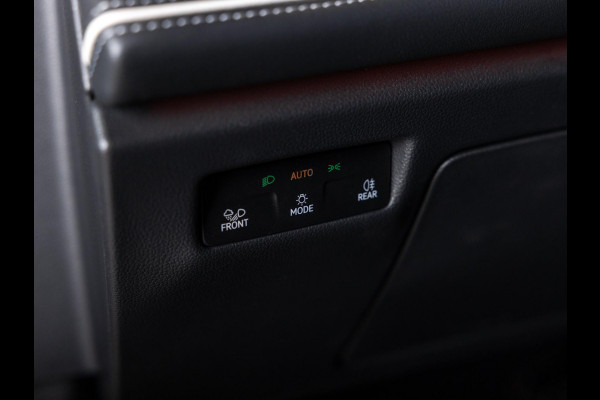 Volkswagen Passat Variant 1.5 eTSI Elegance Business / 150pk / Panorama dak / Trekhaak / Dodehoek / Stoel en stuur verwarming /