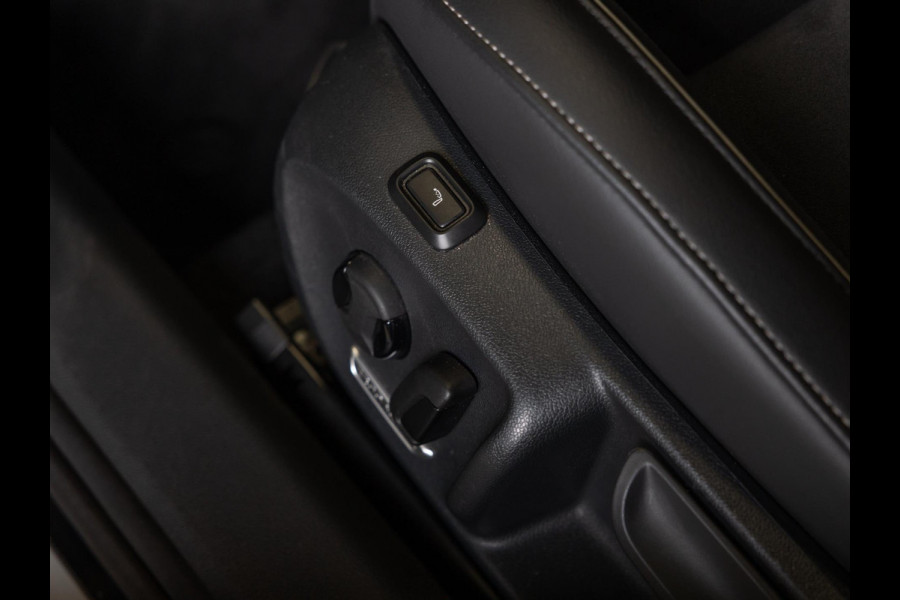 Volkswagen Passat Variant 1.5 eTSI Elegance Business / 150pk / Panorama dak / Trekhaak / Dodehoek / Stoel en stuur verwarming /