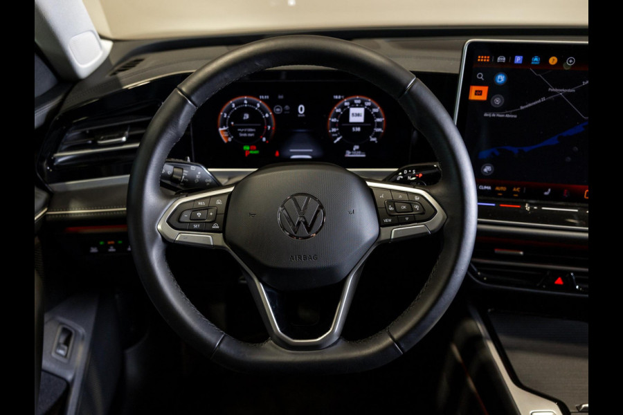 Volkswagen Passat Variant 1.5 eTSI Elegance Business / 150pk / Panorama dak / Trekhaak / Dodehoek / Stoel en stuur verwarming /