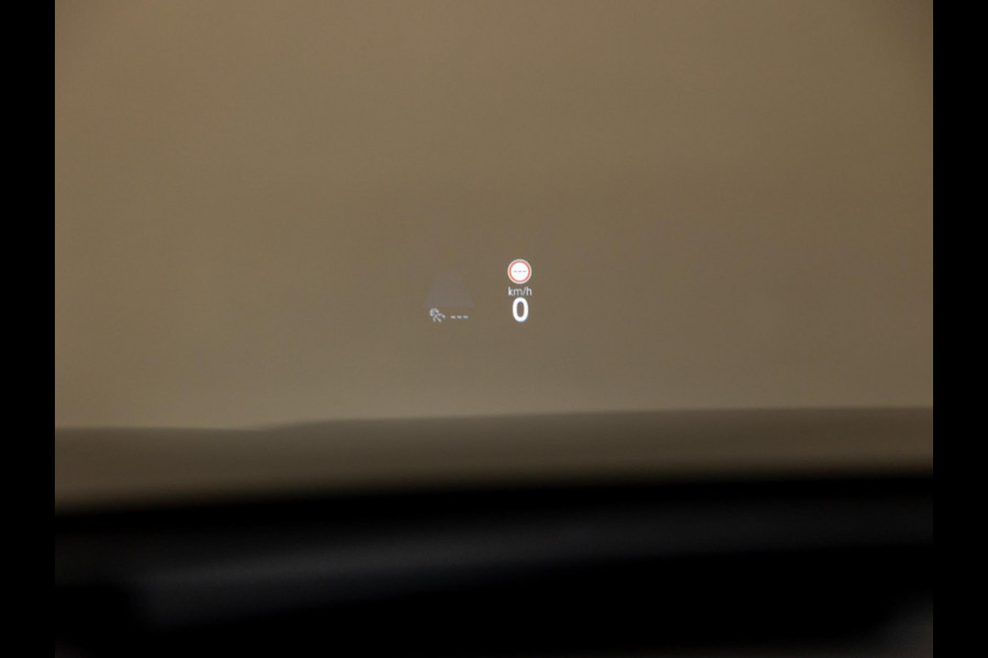 Volkswagen Passat Variant 1.5 eTSI Elegance Business / 150pk / Panorama dak / Trekhaak / Dodehoek / Stoel en stuur verwarming /