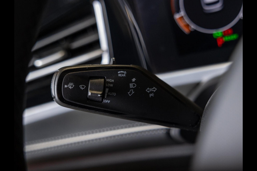 Volkswagen Passat Variant 1.5 eTSI Elegance Business / 150pk / Panorama dak / Trekhaak / Dodehoek / Stoel en stuur verwarming /