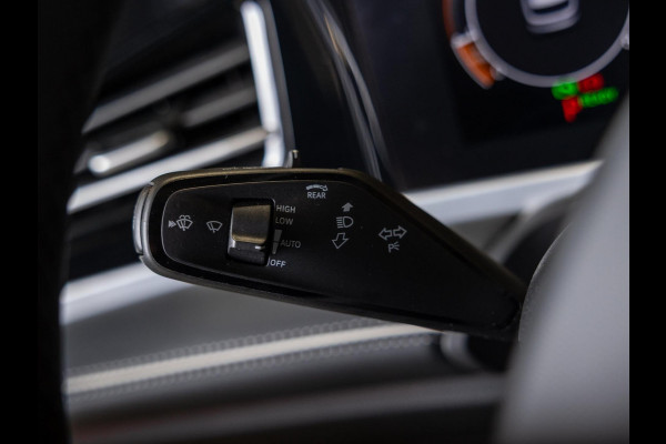 Volkswagen Passat Variant 1.5 eTSI Elegance Business / 150pk / Panorama dak / Trekhaak / Dodehoek / Stoel en stuur verwarming /