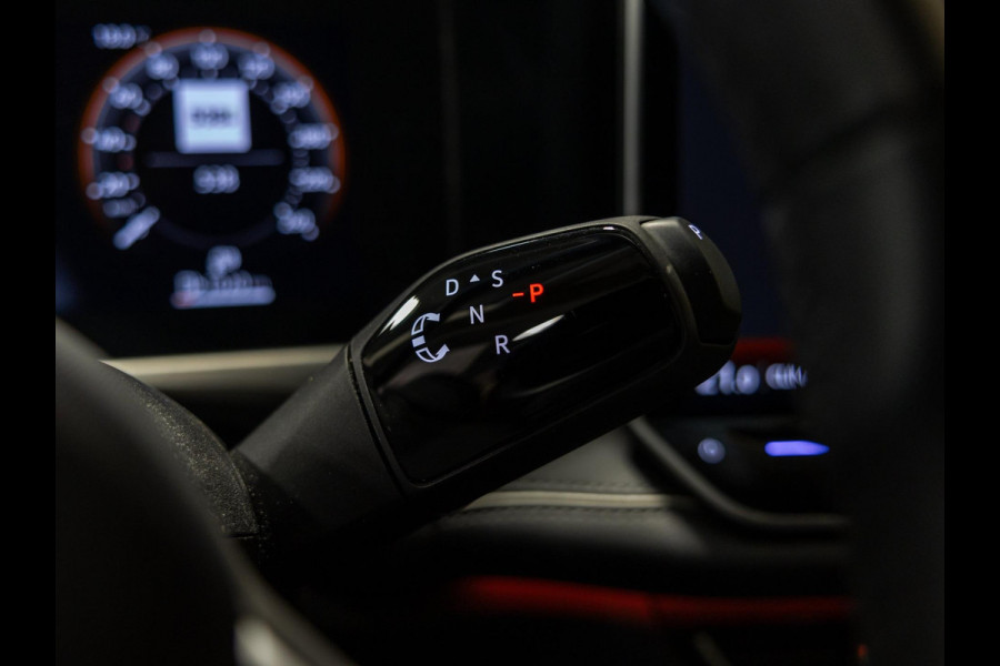 Volkswagen Passat Variant 1.5 eTSI Elegance Business / 150pk / Panorama dak / Trekhaak / Dodehoek / Stoel en stuur verwarming /