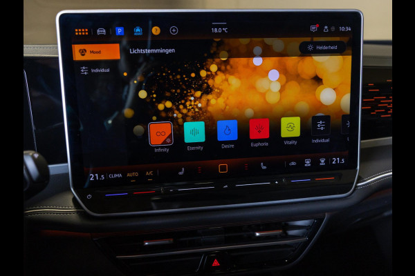 Volkswagen Passat Variant 1.5 eTSI Elegance Business / 150pk / Panorama dak / Trekhaak / Dodehoek / Stoel en stuur verwarming /