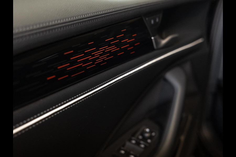 Volkswagen Passat Variant 1.5 eTSI Elegance Business / 150pk / Panorama dak / Trekhaak / Dodehoek / Stoel en stuur verwarming /