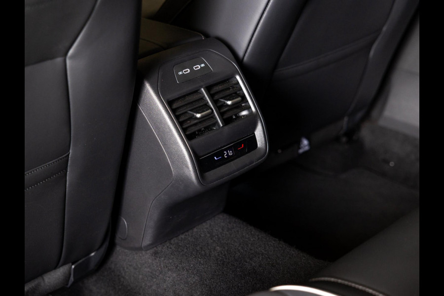 Volkswagen Passat Variant 1.5 eTSI Elegance Business / 150pk / Panorama dak / Trekhaak / Dodehoek / Stoel en stuur verwarming /