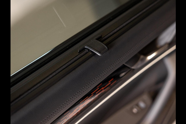 Volkswagen Passat Variant 1.5 eTSI Elegance Business / 150pk / Panorama dak / Trekhaak / Dodehoek / Stoel en stuur verwarming /