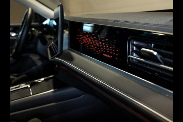 Volkswagen Passat Variant 1.5 eTSI Elegance Business / 150pk / Panorama dak / Trekhaak / Dodehoek / Stoel en stuur verwarming /