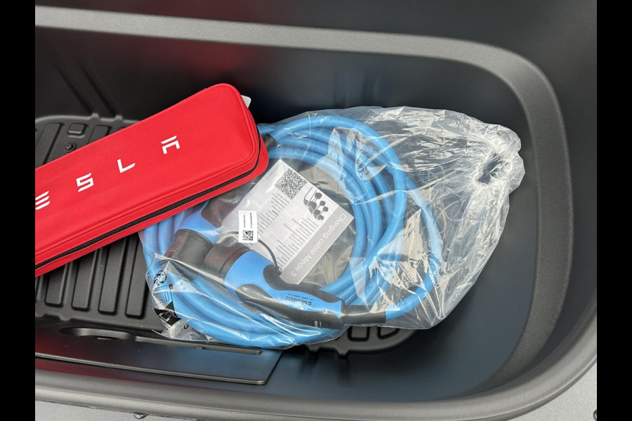 Tesla Model Y Premium Long Range AWD 75 kWh NIEUW MODEL| AUTOPILOT| VOLLEDIGE TESLA GARANTIE T/M 03/2029 OF 80.000KM| DE HOOGVOLTACCU EN AANDRIJFLIJN TOT 2033 of 192.000KM |