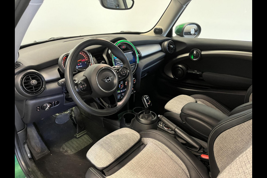 MINI Cooper 1.5 136pk Automaat Chili Serious Business | Climate Control | Harman Kardon | Navigatie | Full LED | 17" Rail Spoke Lichtmetalen Velgen | Parkeer sensoren V+A | Stoelverwarming