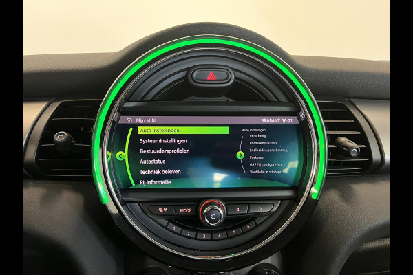MINI Cooper 1.5 136pk Automaat Chili Serious Business | Climate Control | Harman Kardon | Navigatie | Full LED | 17" Rail Spoke Lichtmetalen Velgen | Parkeer sensoren V+A | Stoelverwarming