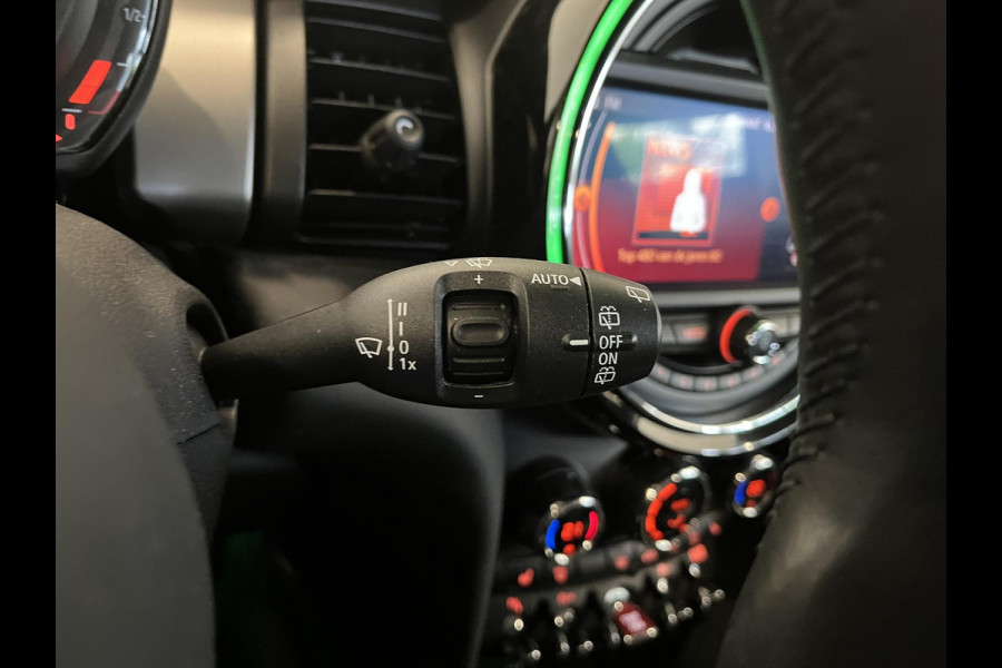 MINI Cooper 1.5 136pk Automaat Chili Serious Business | Climate Control | Harman Kardon | Navigatie | Full LED | 17" Rail Spoke Lichtmetalen Velgen | Parkeer sensoren V+A | Stoelverwarming