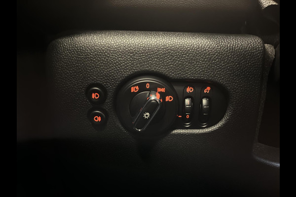 MINI Cooper 1.5 136pk Automaat Chili Serious Business | Climate Control | Harman Kardon | Navigatie | Full LED | 17" Rail Spoke Lichtmetalen Velgen | Parkeer sensoren V+A | Stoelverwarming