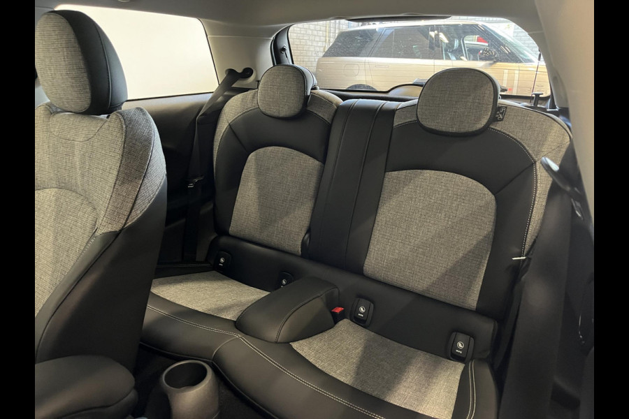 MINI Cooper 1.5 136pk Automaat Chili Serious Business | Climate Control | Harman Kardon | Navigatie | Full LED | 17" Rail Spoke Lichtmetalen Velgen | Parkeer sensoren V+A | Stoelverwarming