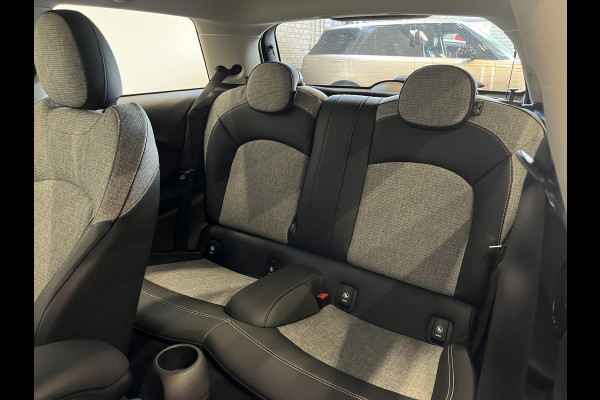 MINI Cooper 1.5 136pk Automaat Chili Serious Business | Climate Control | Harman Kardon | Navigatie | Full LED | 17" Rail Spoke Lichtmetalen Velgen | Parkeer sensoren V+A | Stoelverwarming