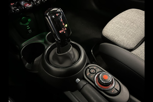 MINI Cooper 1.5 136pk Automaat Chili Serious Business | Climate Control | Harman Kardon | Navigatie | Full LED | 17" Rail Spoke Lichtmetalen Velgen | Parkeer sensoren V+A | Stoelverwarming