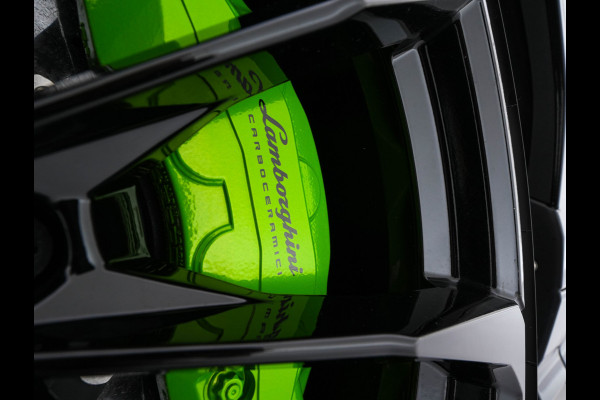 Lamborghini Urus 4.0 V8 Pearl Capsule (INCL-BTW) *CERAMIC-BRAKES | PANO | HEAD-UP | SOFT-CLOSE | LEATHER-ALCANTARA | FULL-LED | NIGHT-VISION | BANG&OLUFSEN | MEMORY-PACK | HEATED-SPORTSEATS | TOP-VIEW | ADAPTIVE-CRUISE | ...