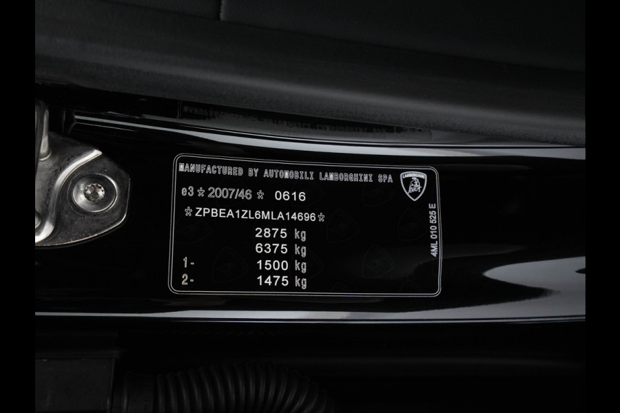 Lamborghini Urus 4.0 V8 Pearl Capsule (INCL-BTW) *CERAMIC-BRAKES | PANO | HEAD-UP | SOFT-CLOSE | LEATHER-ALCANTARA | FULL-LED | NIGHT-VISION | BANG&OLUFSEN | MEMORY-PACK | HEATED-SPORTSEATS | TOP-VIEW | ADAPTIVE-CRUISE | ...