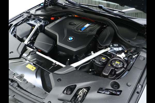 BMW 5 Serie Touring 530e M Sport | Panoramadak | LaserLED | Head Up | 360 | Keyless | Adaptive Cruise | Trekhaak