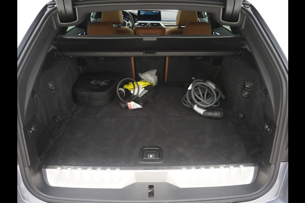 BMW 5 Serie Touring 530e M Sport | Panoramadak | LaserLED | Head Up | 360 | Keyless | Adaptive Cruise | Trekhaak