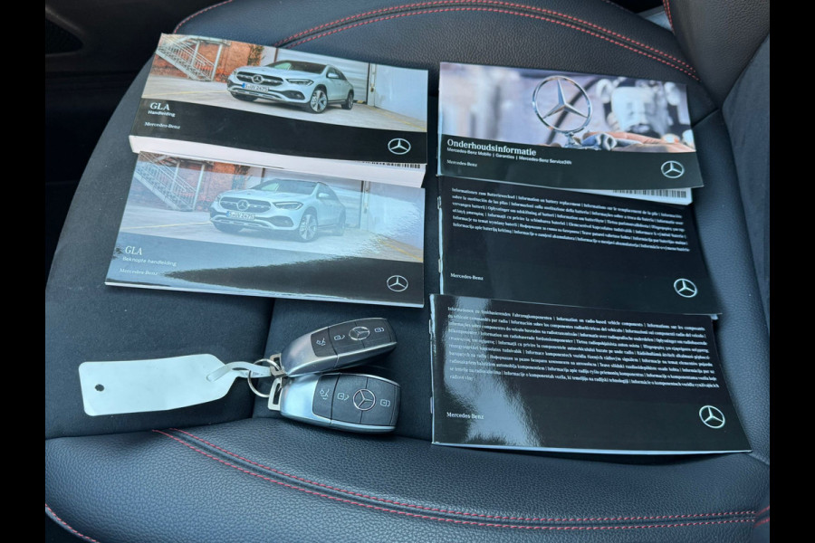 Mercedes-Benz GLA 180 Business Solution AMG Automaat/Panoramadak/LED/Keyless/Widescreen