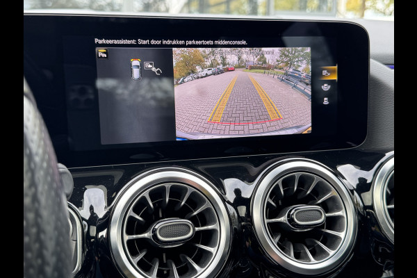 Mercedes-Benz GLA 180 Business Solution AMG Automaat/Panoramadak/LED/Keyless/Widescreen