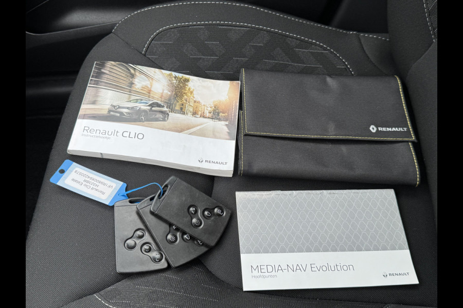 Renault Clio Estate 0.9 TCe Limited Navigatie/Trekhaak/Dab/Cruise/PDC/Getint glas  APK t/m 18-10-2027