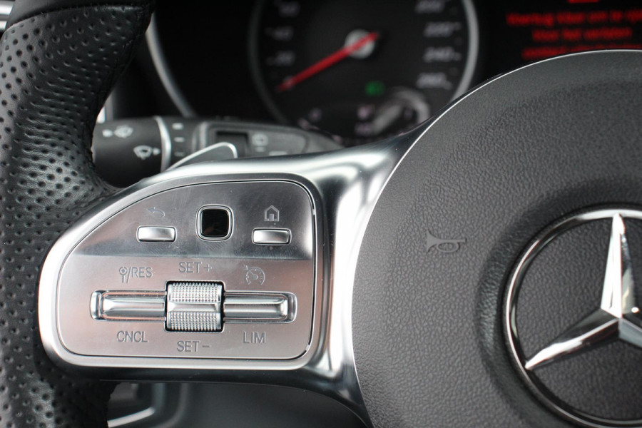 Mercedes-Benz GLC 300e 4-MATIC Business AMG Night Pack | Full LED | Trekhaak | Navigatie | PDC | Camera | MBUX