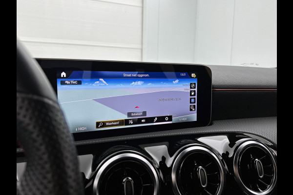 Mercedes-Benz A-Klasse 160 Advantage | AMG-line | Achteruitrijcamera | Lichtmetalen velgen | Navigatie | Parking support | Inclusief 24 maanden MB Certified garantie voor Europa.