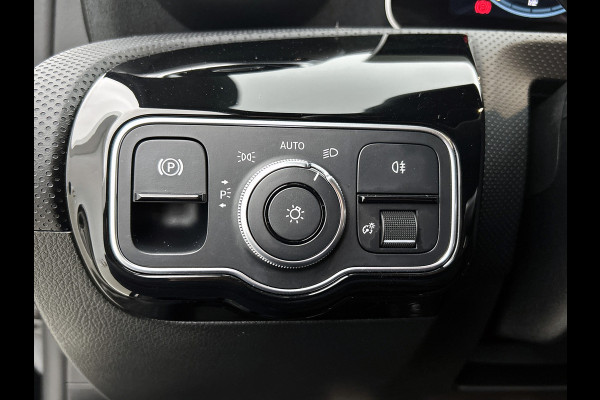 Mercedes-Benz A-Klasse 160 Advantage | AMG-line | Achteruitrijcamera | Lichtmetalen velgen | Navigatie | Parking support | Inclusief 24 maanden MB Certified garantie voor Europa.