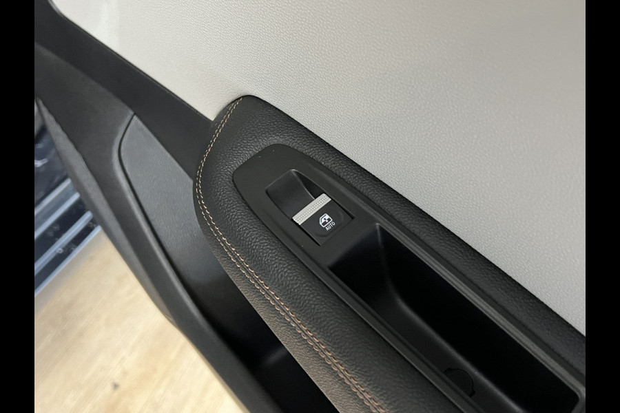 Renault Clio 1.6 E-Tech Hybrid 140 Initiale Paris | Groot Navi | Bose | 360 | PDC V+A | Stoel & stuurverwarming | 17" | 100% Dealer onderhouden!