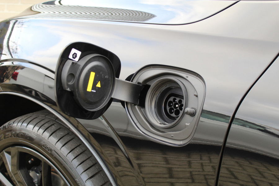 Volvo XC60 2.0 T8 Plug-in hybrid AWD Plus Black Edition | MY2026 | Nieuw | Luchtvering | 360 Camera | Head-up | H&K