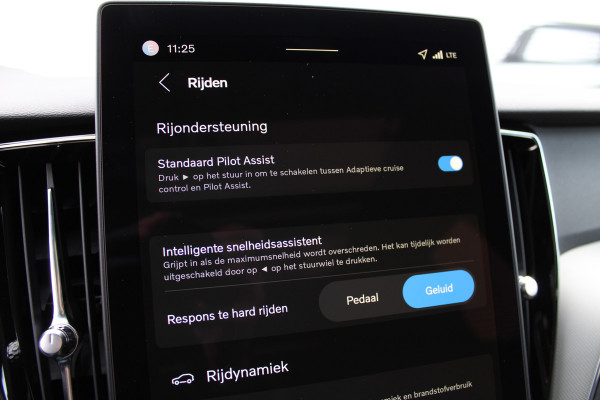 Volvo XC60 2.0 T8 Plug-in hybrid AWD Plus Black Edition | MY2026 | Nieuw | Luchtvering | 360 Camera | Head-up | H&K