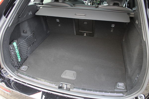 Volvo XC60 2.0 T8 Plug-in hybrid AWD Plus Black Edition | MY2026 | Nieuw | Luchtvering | 360 Camera | Head-up | H&K