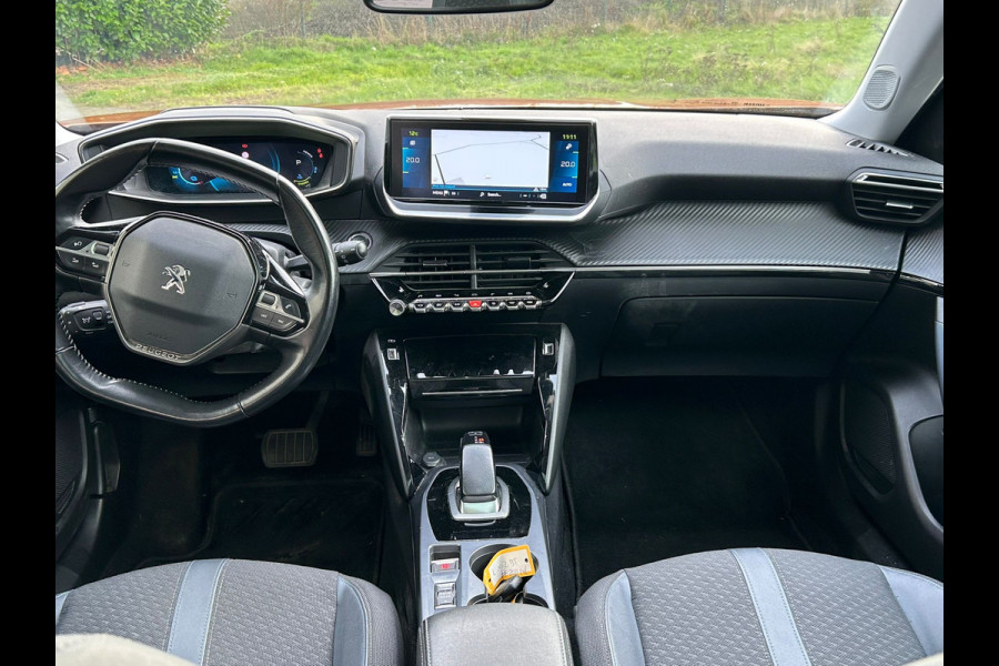 Peugeot e-2008 **Gereserveerd** EV Allure 50kWh SOH 93% Adap.Cruise Panoramadak 360°Camera Apple Carplay Android Auto Navi Ecc Pdc Keyless Stoelverwarming Lmv 17" Led Lane Assist DAB Bluetooth Privacy Glas 1e Eigenaar Origineel Nederlandse Auto