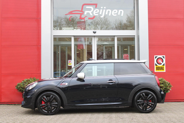 MINI John Cooper Works 2.0 231PK JCW | PANORAMISCH SCHUIF/KANTELDAK | HARMAN KARDON PREMIUM AUDIO SYSTEM | DRAADLOZE APPLE CARPLAY/ANDROID AUTO | NAVIGATIE | STOEL VERWARMING | KEYLESS ENTRY/START | SPORTONDERSTEL | 17" LICHTMETALEN VELGEN JCW "TRACK SPOKE" | JCW SPORT REMMEN | FULL LED KOPLAMPEN | UNION JACK LED ACHTERLICHTEN | PERFORMANCE CONTROL | PARKEERSENSOREN VOOR + ACHTER | 8 TRAPS SPORTAUTOMAAT | JCW ACHTERSPOILER | GETINTE ACHTERRUITEN | FULL LEDEREN BEKLEDING | WITTE STRIPING MOTORKAP EN WIT DAK | ALARM KLASSE 3 | MIDDENARMSTEUN | DRAADLOZE TELEFOONLADER | SERIOUS BUSINESS PAKKET