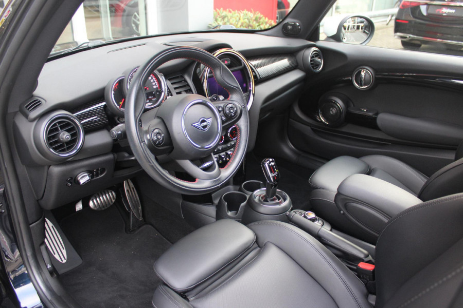 MINI John Cooper Works 2.0 231PK JCW | PANORAMISCH SCHUIF/KANTELDAK | HARMAN KARDON PREMIUM AUDIO SYSTEM | DRAADLOZE APPLE CARPLAY/ANDROID AUTO | NAVIGATIE | STOEL VERWARMING | KEYLESS ENTRY/START | SPORTONDERSTEL | 17" LICHTMETALEN VELGEN JCW "TRACK SPOKE" | JCW SPORT REMMEN | FULL LED KOPLAMPEN | UNION JACK LED ACHTERLICHTEN | PERFORMANCE CONTROL | PARKEERSENSOREN VOOR + ACHTER | 8 TRAPS SPORTAUTOMAAT | JCW ACHTERSPOILER | GETINTE ACHTERRUITEN | FULL LEDEREN BEKLEDING | WITTE STRIPING MOTORKAP EN WIT DAK | ALARM KLASSE 3 | MIDDENARMSTEUN | DRAADLOZE TELEFOONLADER | SERIOUS BUSINESS PAKKET