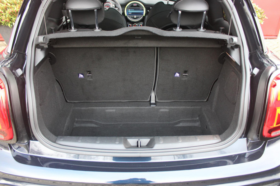 MINI John Cooper Works 2.0 231PK JCW | PANORAMISCH SCHUIF/KANTELDAK | HARMAN KARDON PREMIUM AUDIO SYSTEM | DRAADLOZE APPLE CARPLAY/ANDROID AUTO | NAVIGATIE | STOEL VERWARMING | KEYLESS ENTRY/START | SPORTONDERSTEL | 17" LICHTMETALEN VELGEN JCW "TRACK SPOKE" | JCW SPORT REMMEN | FULL LED KOPLAMPEN | UNION JACK LED ACHTERLICHTEN | PERFORMANCE CONTROL | PARKEERSENSOREN VOOR + ACHTER | 8 TRAPS SPORTAUTOMAAT | JCW ACHTERSPOILER | GETINTE ACHTERRUITEN | FULL LEDEREN BEKLEDING | WITTE STRIPING MOTORKAP EN WIT DAK | ALARM KLASSE 3 | MIDDENARMSTEUN | DRAADLOZE TELEFOONLADER | SERIOUS BUSINESS PAKKET