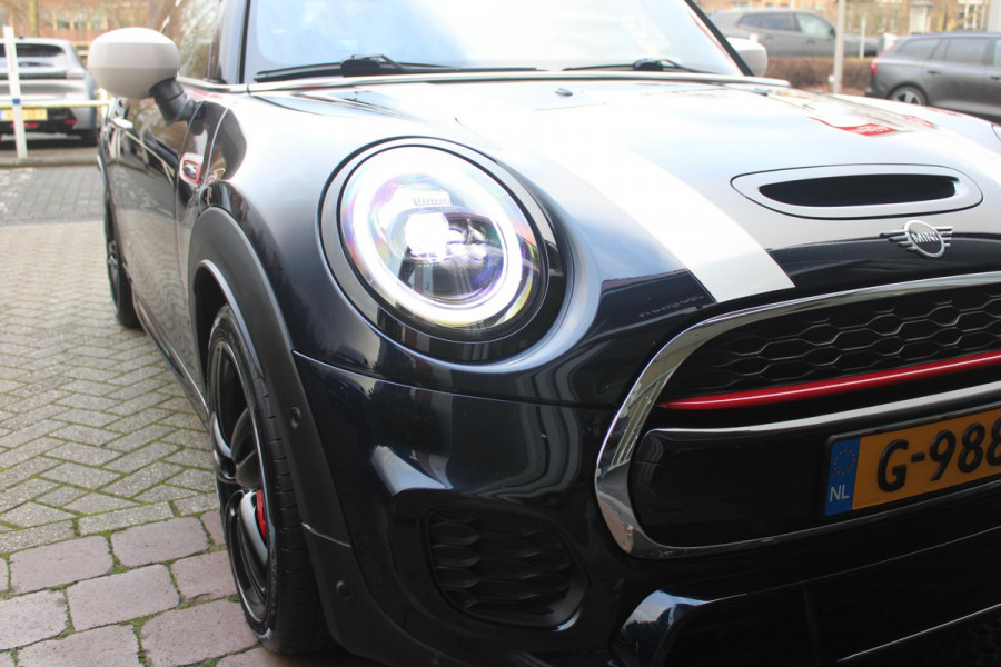 MINI John Cooper Works 2.0 231PK JCW | PANORAMISCH SCHUIF/KANTELDAK | HARMAN KARDON PREMIUM AUDIO SYSTEM | DRAADLOZE APPLE CARPLAY/ANDROID AUTO | NAVIGATIE | STOEL VERWARMING | KEYLESS ENTRY/START | SPORTONDERSTEL | 17" LICHTMETALEN VELGEN JCW "TRACK SPOKE" | JCW SPORT REMMEN | FULL LED KOPLAMPEN | UNION JACK LED ACHTERLICHTEN | PERFORMANCE CONTROL | PARKEERSENSOREN VOOR + ACHTER | 8 TRAPS SPORTAUTOMAAT | JCW ACHTERSPOILER | GETINTE ACHTERRUITEN | FULL LEDEREN BEKLEDING | WITTE STRIPING MOTORKAP EN WIT DAK | ALARM KLASSE 3 | MIDDENARMSTEUN | DRAADLOZE TELEFOONLADER | SERIOUS BUSINESS PAKKET