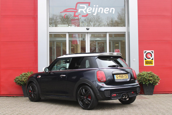 MINI John Cooper Works 2.0 231PK JCW | PANORAMISCH SCHUIF/KANTELDAK | HARMAN KARDON PREMIUM AUDIO SYSTEM | DRAADLOZE APPLE CARPLAY/ANDROID AUTO | NAVIGATIE | STOEL VERWARMING | KEYLESS ENTRY/START | SPORTONDERSTEL | 17" LICHTMETALEN VELGEN JCW "TRACK SPOKE" | JCW SPORT REMMEN | FULL LED KOPLAMPEN | UNION JACK LED ACHTERLICHTEN | PERFORMANCE CONTROL | PARKEERSENSOREN VOOR + ACHTER | 8 TRAPS SPORTAUTOMAAT | JCW ACHTERSPOILER | GETINTE ACHTERRUITEN | FULL LEDEREN BEKLEDING | WITTE STRIPING MOTORKAP EN WIT DAK | ALARM KLASSE 3 | MIDDENARMSTEUN | DRAADLOZE TELEFOONLADER | SERIOUS BUSINESS PAKKET