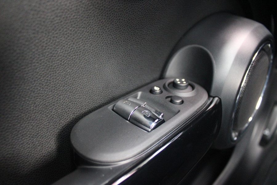 MINI John Cooper Works 2.0 231PK JCW | PANORAMISCH SCHUIF/KANTELDAK | HARMAN KARDON PREMIUM AUDIO SYSTEM | DRAADLOZE APPLE CARPLAY/ANDROID AUTO | NAVIGATIE | STOEL VERWARMING | KEYLESS ENTRY/START | SPORTONDERSTEL | 17" LICHTMETALEN VELGEN JCW "TRACK SPOKE" | JCW SPORT REMMEN | FULL LED KOPLAMPEN | UNION JACK LED ACHTERLICHTEN | PERFORMANCE CONTROL | PARKEERSENSOREN VOOR + ACHTER | 8 TRAPS SPORTAUTOMAAT | JCW ACHTERSPOILER | GETINTE ACHTERRUITEN | FULL LEDEREN BEKLEDING | WITTE STRIPING MOTORKAP EN WIT DAK | ALARM KLASSE 3 | MIDDENARMSTEUN | DRAADLOZE TELEFOONLADER | SERIOUS BUSINESS PAKKET