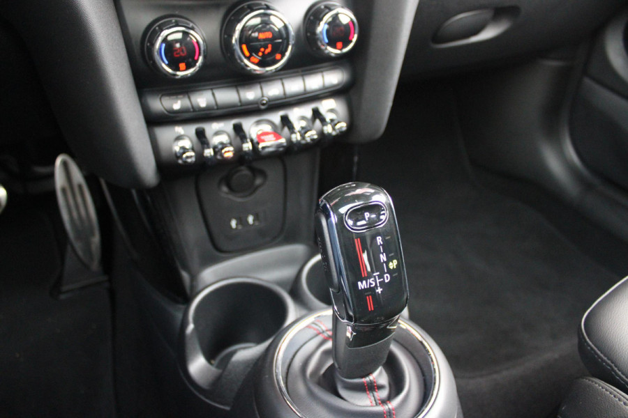 MINI John Cooper Works 2.0 231PK JCW | PANORAMISCH SCHUIF/KANTELDAK | HARMAN KARDON PREMIUM AUDIO SYSTEM | DRAADLOZE APPLE CARPLAY/ANDROID AUTO | NAVIGATIE | STOEL VERWARMING | KEYLESS ENTRY/START | SPORTONDERSTEL | 17" LICHTMETALEN VELGEN JCW "TRACK SPOKE" | JCW SPORT REMMEN | FULL LED KOPLAMPEN | UNION JACK LED ACHTERLICHTEN | PERFORMANCE CONTROL | PARKEERSENSOREN VOOR + ACHTER | 8 TRAPS SPORTAUTOMAAT | JCW ACHTERSPOILER | GETINTE ACHTERRUITEN | FULL LEDEREN BEKLEDING | WITTE STRIPING MOTORKAP EN WIT DAK | ALARM KLASSE 3 | MIDDENARMSTEUN | DRAADLOZE TELEFOONLADER | SERIOUS BUSINESS PAKKET