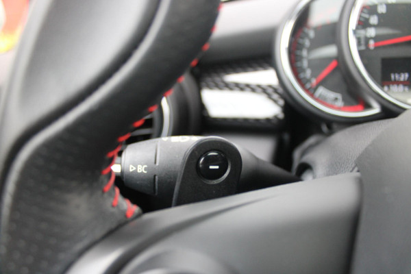 MINI John Cooper Works 2.0 231PK JCW | PANORAMISCH SCHUIF/KANTELDAK | HARMAN KARDON PREMIUM AUDIO SYSTEM | DRAADLOZE APPLE CARPLAY/ANDROID AUTO | NAVIGATIE | STOEL VERWARMING | KEYLESS ENTRY/START | SPORTONDERSTEL | 17" LICHTMETALEN VELGEN JCW "TRACK SPOKE" | JCW SPORT REMMEN | FULL LED KOPLAMPEN | UNION JACK LED ACHTERLICHTEN | PERFORMANCE CONTROL | PARKEERSENSOREN VOOR + ACHTER | 8 TRAPS SPORTAUTOMAAT | JCW ACHTERSPOILER | GETINTE ACHTERRUITEN | FULL LEDEREN BEKLEDING | WITTE STRIPING MOTORKAP EN WIT DAK | ALARM KLASSE 3 | MIDDENARMSTEUN | DRAADLOZE TELEFOONLADER | SERIOUS BUSINESS PAKKET