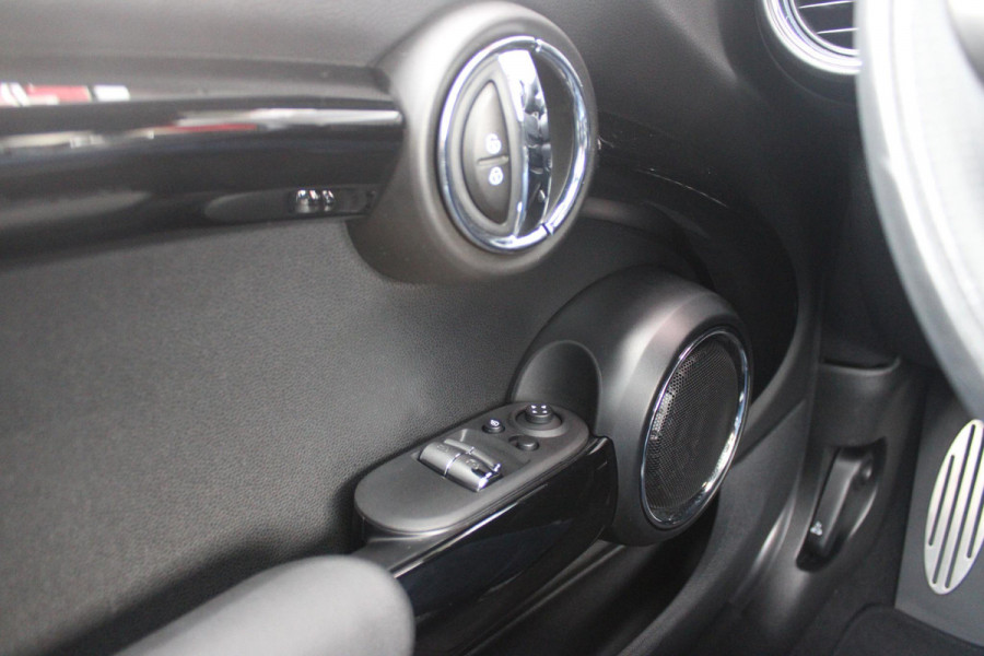 MINI John Cooper Works 2.0 231PK JCW | PANORAMISCH SCHUIF/KANTELDAK | HARMAN KARDON PREMIUM AUDIO SYSTEM | DRAADLOZE APPLE CARPLAY/ANDROID AUTO | NAVIGATIE | STOEL VERWARMING | KEYLESS ENTRY/START | SPORTONDERSTEL | 17" LICHTMETALEN VELGEN JCW "TRACK SPOKE" | JCW SPORT REMMEN | FULL LED KOPLAMPEN | UNION JACK LED ACHTERLICHTEN | PERFORMANCE CONTROL | PARKEERSENSOREN VOOR + ACHTER | 8 TRAPS SPORTAUTOMAAT | JCW ACHTERSPOILER | GETINTE ACHTERRUITEN | FULL LEDEREN BEKLEDING | WITTE STRIPING MOTORKAP EN WIT DAK | ALARM KLASSE 3 | MIDDENARMSTEUN | DRAADLOZE TELEFOONLADER | SERIOUS BUSINESS PAKKET