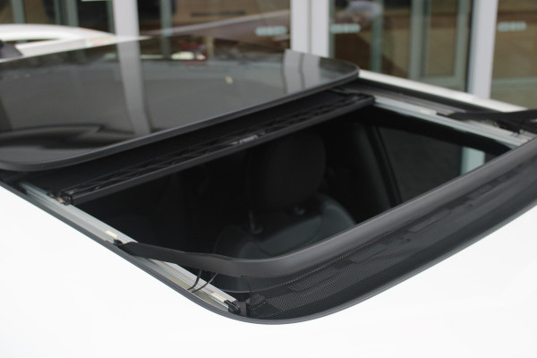 MINI John Cooper Works 2.0 231PK JCW | PANORAMISCH SCHUIF/KANTELDAK | HARMAN KARDON PREMIUM AUDIO SYSTEM | DRAADLOZE APPLE CARPLAY/ANDROID AUTO | NAVIGATIE | STOEL VERWARMING | KEYLESS ENTRY/START | SPORTONDERSTEL | 17" LICHTMETALEN VELGEN JCW "TRACK SPOKE" | JCW SPORT REMMEN | FULL LED KOPLAMPEN | UNION JACK LED ACHTERLICHTEN | PERFORMANCE CONTROL | PARKEERSENSOREN VOOR + ACHTER | 8 TRAPS SPORTAUTOMAAT | JCW ACHTERSPOILER | GETINTE ACHTERRUITEN | FULL LEDEREN BEKLEDING | WITTE STRIPING MOTORKAP EN WIT DAK | ALARM KLASSE 3 | MIDDENARMSTEUN | DRAADLOZE TELEFOONLADER | SERIOUS BUSINESS PAKKET