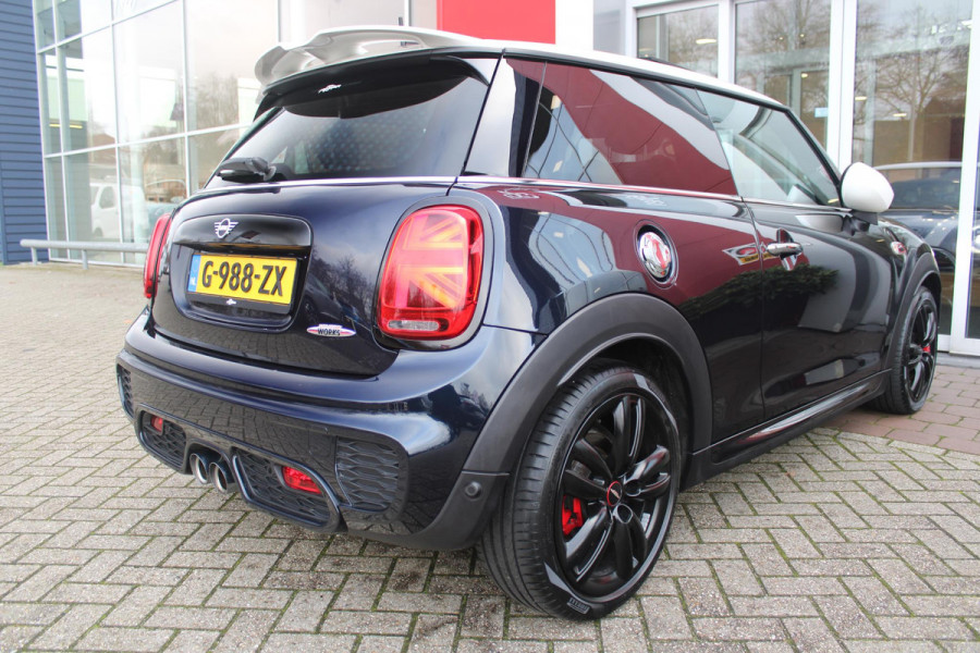 MINI John Cooper Works 2.0 231PK JCW | PANORAMISCH SCHUIF/KANTELDAK | HARMAN KARDON PREMIUM AUDIO SYSTEM | DRAADLOZE APPLE CARPLAY/ANDROID AUTO | NAVIGATIE | STOEL VERWARMING | KEYLESS ENTRY/START | SPORTONDERSTEL | 17" LICHTMETALEN VELGEN JCW "TRACK SPOKE" | JCW SPORT REMMEN | FULL LED KOPLAMPEN | UNION JACK LED ACHTERLICHTEN | PERFORMANCE CONTROL | PARKEERSENSOREN VOOR + ACHTER | 8 TRAPS SPORTAUTOMAAT | JCW ACHTERSPOILER | GETINTE ACHTERRUITEN | FULL LEDEREN BEKLEDING | WITTE STRIPING MOTORKAP EN WIT DAK | ALARM KLASSE 3 | MIDDENARMSTEUN | DRAADLOZE TELEFOONLADER | SERIOUS BUSINESS PAKKET