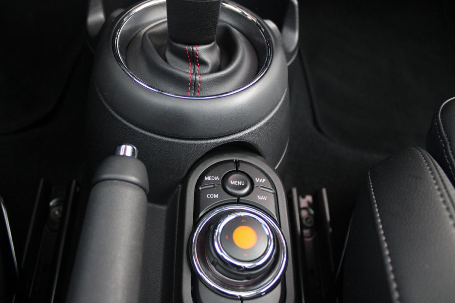 MINI John Cooper Works 2.0 231PK JCW | PANORAMISCH SCHUIF/KANTELDAK | HARMAN KARDON PREMIUM AUDIO SYSTEM | DRAADLOZE APPLE CARPLAY/ANDROID AUTO | NAVIGATIE | STOEL VERWARMING | KEYLESS ENTRY/START | SPORTONDERSTEL | 17" LICHTMETALEN VELGEN JCW "TRACK SPOKE" | JCW SPORT REMMEN | FULL LED KOPLAMPEN | UNION JACK LED ACHTERLICHTEN | PERFORMANCE CONTROL | PARKEERSENSOREN VOOR + ACHTER | 8 TRAPS SPORTAUTOMAAT | JCW ACHTERSPOILER | GETINTE ACHTERRUITEN | FULL LEDEREN BEKLEDING | WITTE STRIPING MOTORKAP EN WIT DAK | ALARM KLASSE 3 | MIDDENARMSTEUN | DRAADLOZE TELEFOONLADER | SERIOUS BUSINESS PAKKET